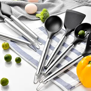 Ensemble de 11 ustensiles de cuisine en silicone noir avec manches en acier inoxydable.