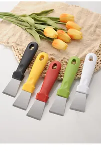 Dettaglio dei raschietti colorati in acciaio inossidabile per cucina e frigorifero