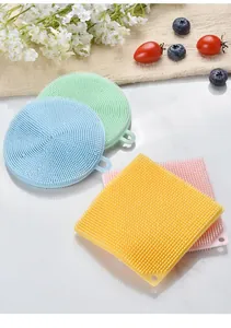 Detalle de cepillos de cocina de TPE de colores con cerdas suaves y orificios para colgar