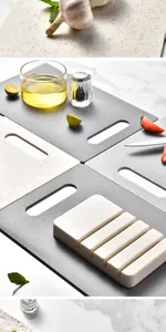 Vue détaillée d'un ensemble de 4 planches à découper en plastique effet granit moucheté