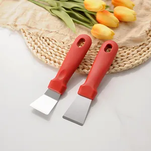 Juego de dos raspadores de cocina de acero inoxidable con mangos rojos ergonómicos.