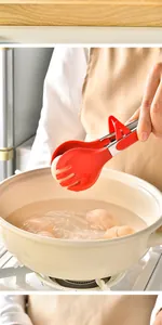 Primer plano de pinzas de cocina de silicona roja levantando un huevo del agua hirviendo.