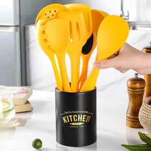 Set di 8 utensili da cucina in silicone giallo con secchiello portaoggetti nero premium
