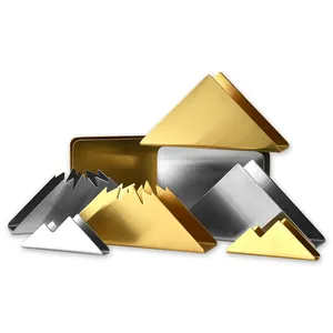 Moderne Serviettenhalter aus Edelstahl in Gold und Silber, stilvolles Berg-Design.