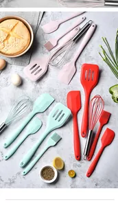 Ensembles d'ustensiles de cuisine en silicone colorés avec fouets et spatules sur marbre