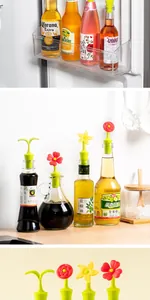 Dettaglio dei tappi per vino creativi in silicone a forma di fiore in una cucina