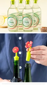 Primo piano del tappo per bottiglia in silicone a fiore rosso su una bottiglia