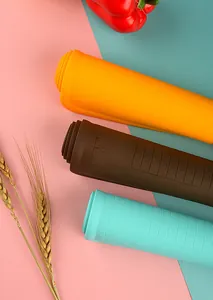 Detailaufnahme von bunten Silikon-Backmatten mit aufgedruckten Maß- und Umrechnungsskalen
