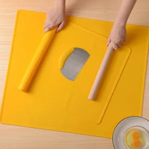 Set di tappetini da pasticceria in silicone giallo con mattarelli e raschietto