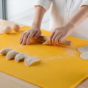 Tappetino per impastare in silicone giallo antiaderente con segni di scala graduata
