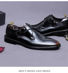 Vue détaillée de chaussures monk en cuir poli noir pour hommes avec boucle.