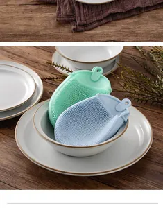 Detailopname van groene en blauwe TPE-reinigingsborstels voor het afwassen in de keuken