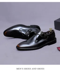 Détail de chaussures monk en cuir noir brillant avec boucle et finitions de qualité