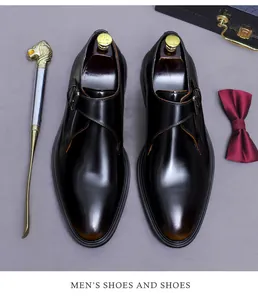 Vue de dessus de chaussures monk en cuir marron poli pour hommes avec accessoires.