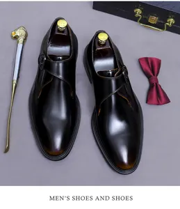 Vue détaillée des chaussures monk strap en cuir noir poli pour tenue formelle masculine