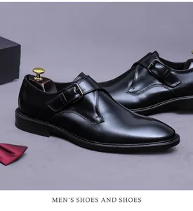 Chaussures classiques en cuir poli noir à boucle pour hommes avec détail de boucle