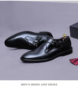 Détail de profil des chaussures en cuir noir brillant à boucle pour homme style business