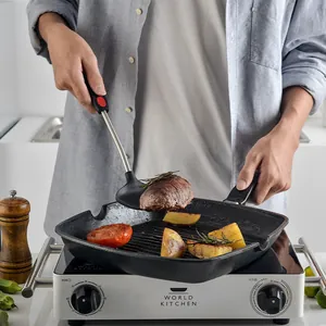 Spatule en silicone noire avec manche en inox pour cuisiner en poêle anti-adhésif