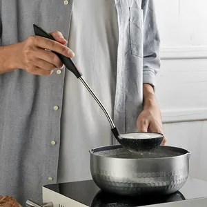 Louche à soupe en acier inoxydable 304 avec manche en silicone pour remuer dans une casserole