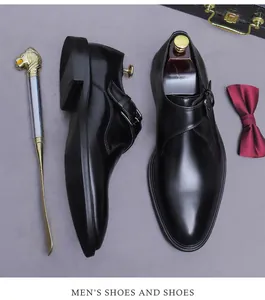 Détail professionnel de chaussures monk strap pour hommes en cuir noir brillant