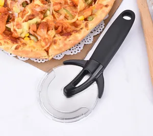 Scherp roestvrijstalen pizzasnijwiel met beschermkap en ergonomische handgreep
