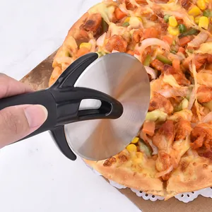 Professioneel roestvrijstalen pizzasnijderwiel met ergonomische zwarte handgreep