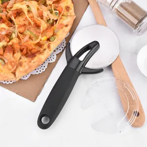 Scherp roestvrijstalen pizzasnijder met handige beschermkap voor in elke keuken set.