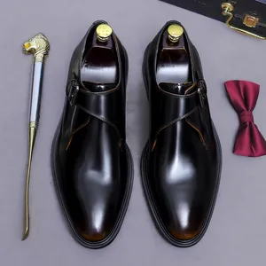 Chaussures habillées en cuir à boucle pour hommes, finition polie, style élégant business.