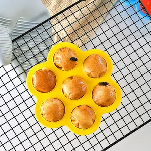 Gelbe Silikonform mit 7 Löchern für Babynahrung und zum Backen von kleinen Muffins