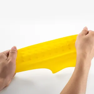 Couvre-chaussures en silicone jaune extensible et imperméable pour la pluie
