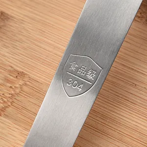Dettaglio spatola per ripieno in acciaio inox 304 alimentare con logo inciso su legno