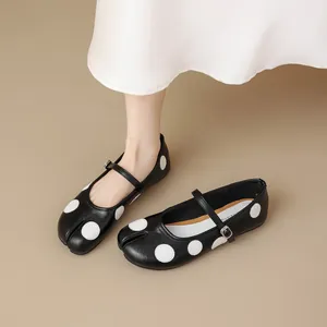 Eleganti ballerine Mary Jane Tabi nere a pois con cinturino con fibbia regolabile