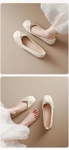 Gros plan de ballerines beiges souples avec détail de nœud froncé sur les pieds du modèle