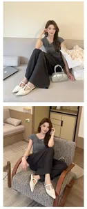 Κομψά λευκά T-strap mules με μυτερή μύτη σε ένα στυλάτο εσωτερικό σκηνικό καθημερινότητας.