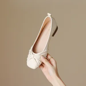 Élégantes ballerines beiges avec nœud et petit talon carré confortable pour femme