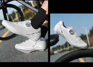 Detailansicht der weißen fahrradschuhe ohne klickpedale mit drehverschluss im freien gelände