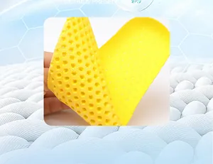 Gros plan sur la semelle intérieure jaune en maille respirante pour chaussures d'eau.