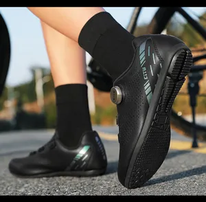 Detailaufnahme schwarzer Fahrradschuhe ohne Klicksystem mit Drehverschluss und Profilsohle