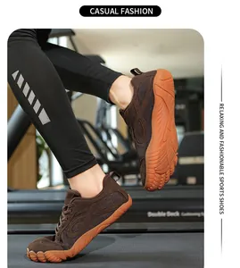 Vista dinamica di scarpe sportive in rete traspirante con punta larga su tapis roulant