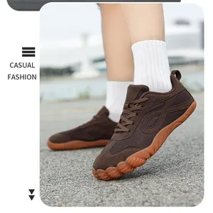 Vista dettagliata delle scarpe casual marroni traspiranti in maglia fly-knit