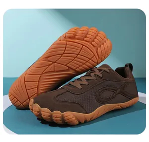 Vista dettagliata di scarpe barefoot marroni in mesh traspirante con punta larga