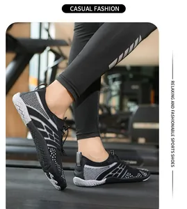 Vue détaillée de chaussures d'eau pieds nus noires pour le fitness et la natation
