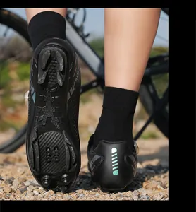 Nahaufnahme der Sohle eines fahrradschuhs und reflektierendes Fersendetail im Freien
