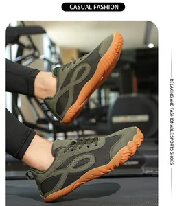 Primo piano di scarpe a piedi nudi in rete traspirante verde oliva per l'allenamento sul tapis