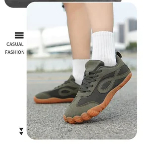 Primo piano di scarpe a piedi nudi in rete traspirante verde oliva con suola in gomma