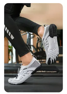 Vue latérale de chaussures aquatiques grises sur un tapis de course professionnel