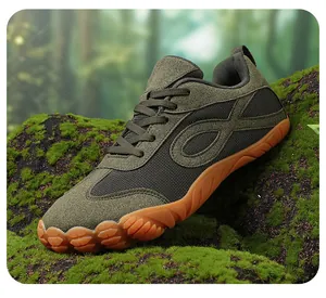 Vista dettagliata della sneaker a piedi nudi verde oliva traspirante su terreno muschioso.