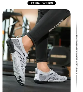 Vue détaillée de chaussures d'eau pieds nus grises pour le fitness sur tapis roulant