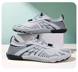 Vue latérale de chaussures d'eau pieds nus en maille grise