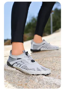 Vue détaillée de chaussures d'eau pieds nus grises pour la randonnée et la plage